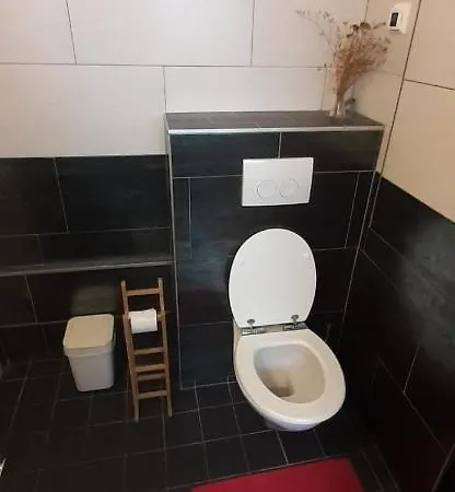 Charlotte, Not For Parties, Not A Hotel, With Shared Bathroom, No Kitchen Амстердам