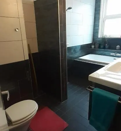 Charlotte, Not For Parties, Not A Hotel, With Shared Bathroom, No Kitchen Амстердам